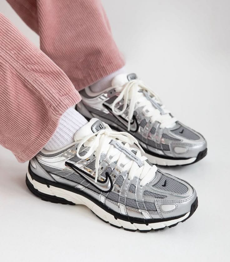 NIKE P-6000 METALLIC TRAINER