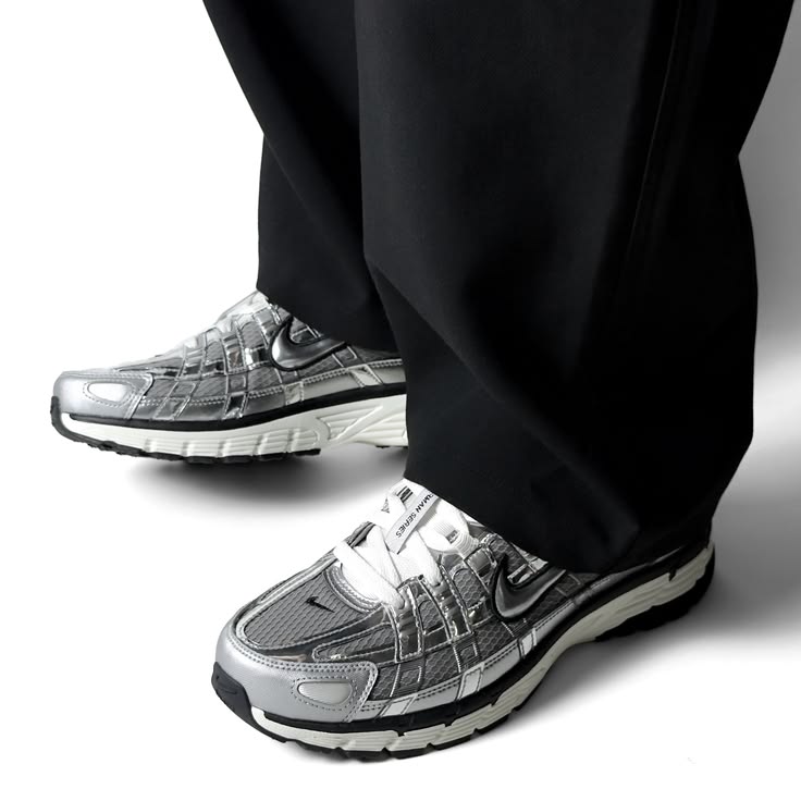 NIKE P-6000 METALLIC TRAINER