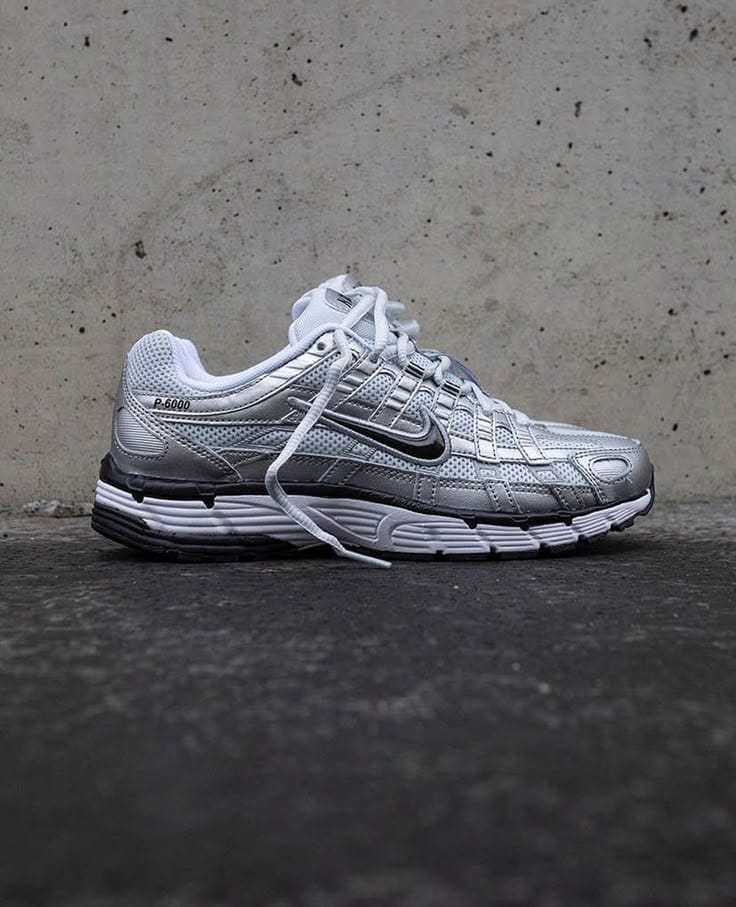 NIKE P-6000 METALLIC TRAINER